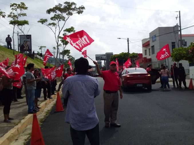 Militantes Del FMLN Salen En Defensa De Presidente De ARENA