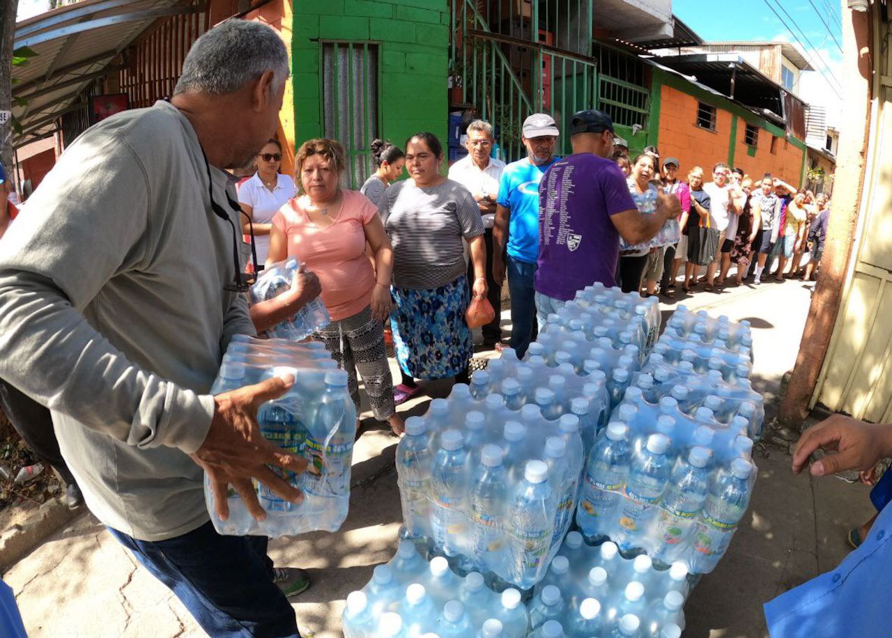 Habitantes Se Convierten En Voluntarios Para Repartir Agua En Sus Colonias