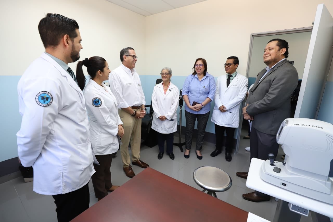 Ministra De Salud Verifica Atenci N En Centro Oftalmol Gico