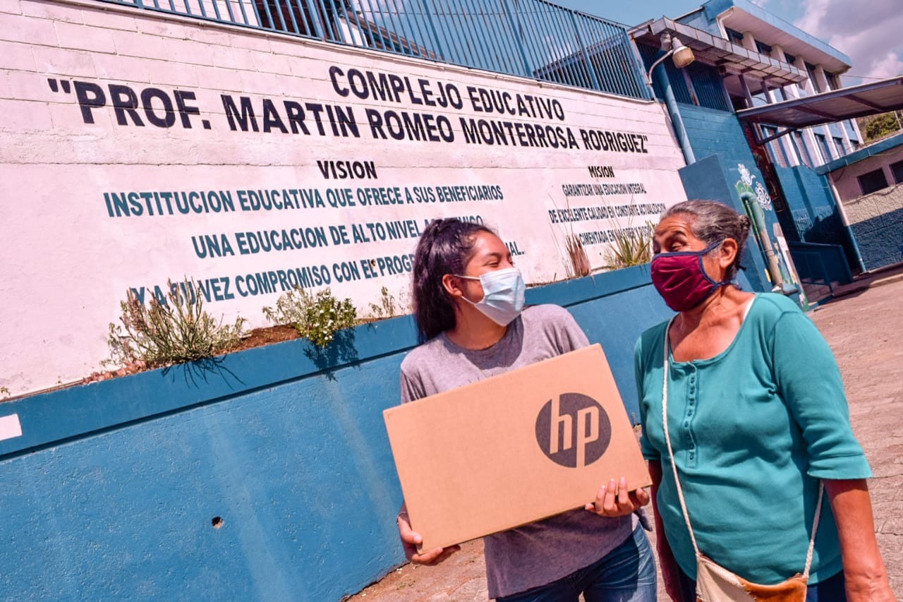 Gobierno Entrega Computadoras A Estudiantes De Santa Ana