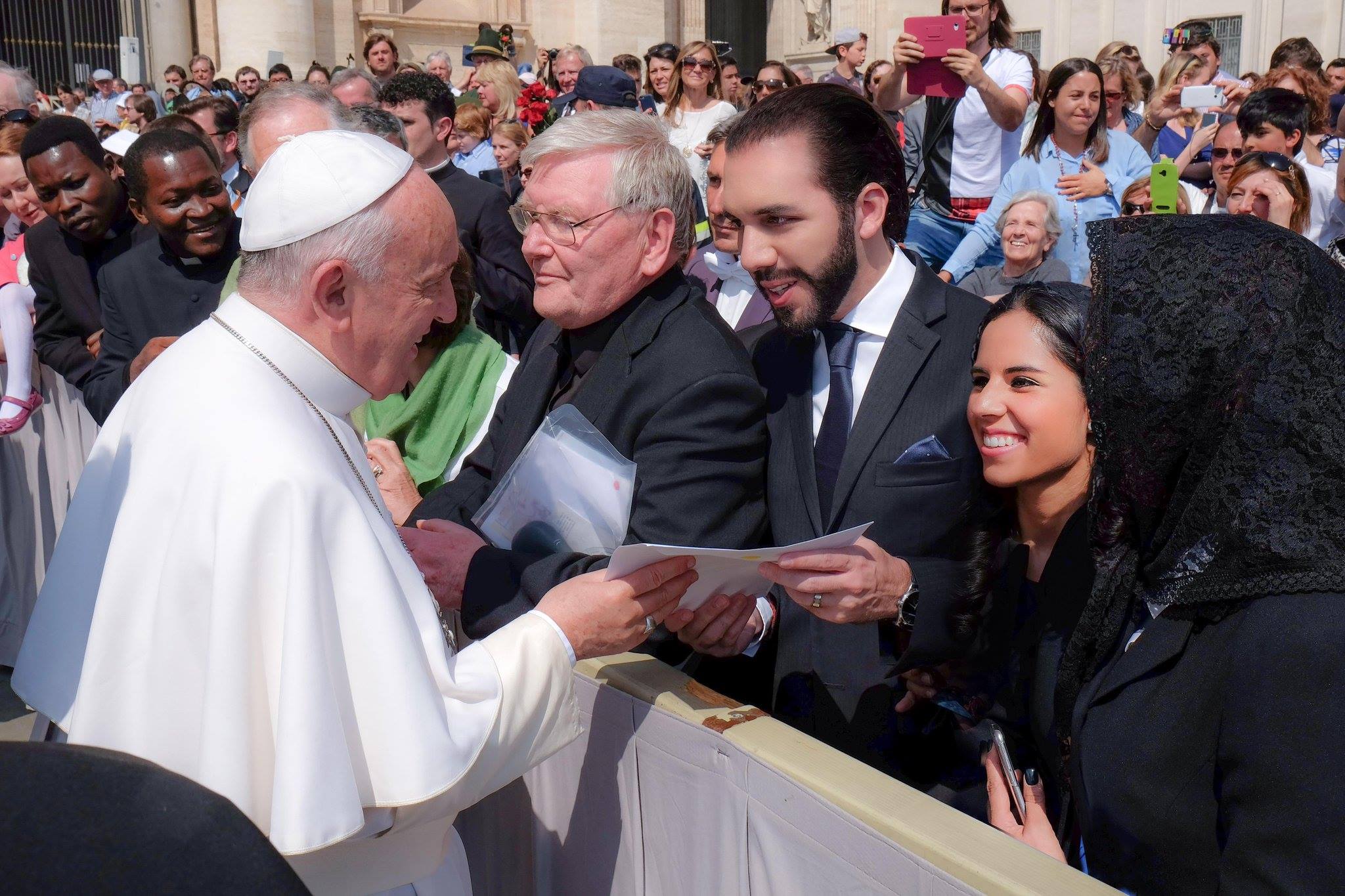 Nayib Bukele «Respeto todas las religiones y me quitaré los zapatos para entrar a algún templo