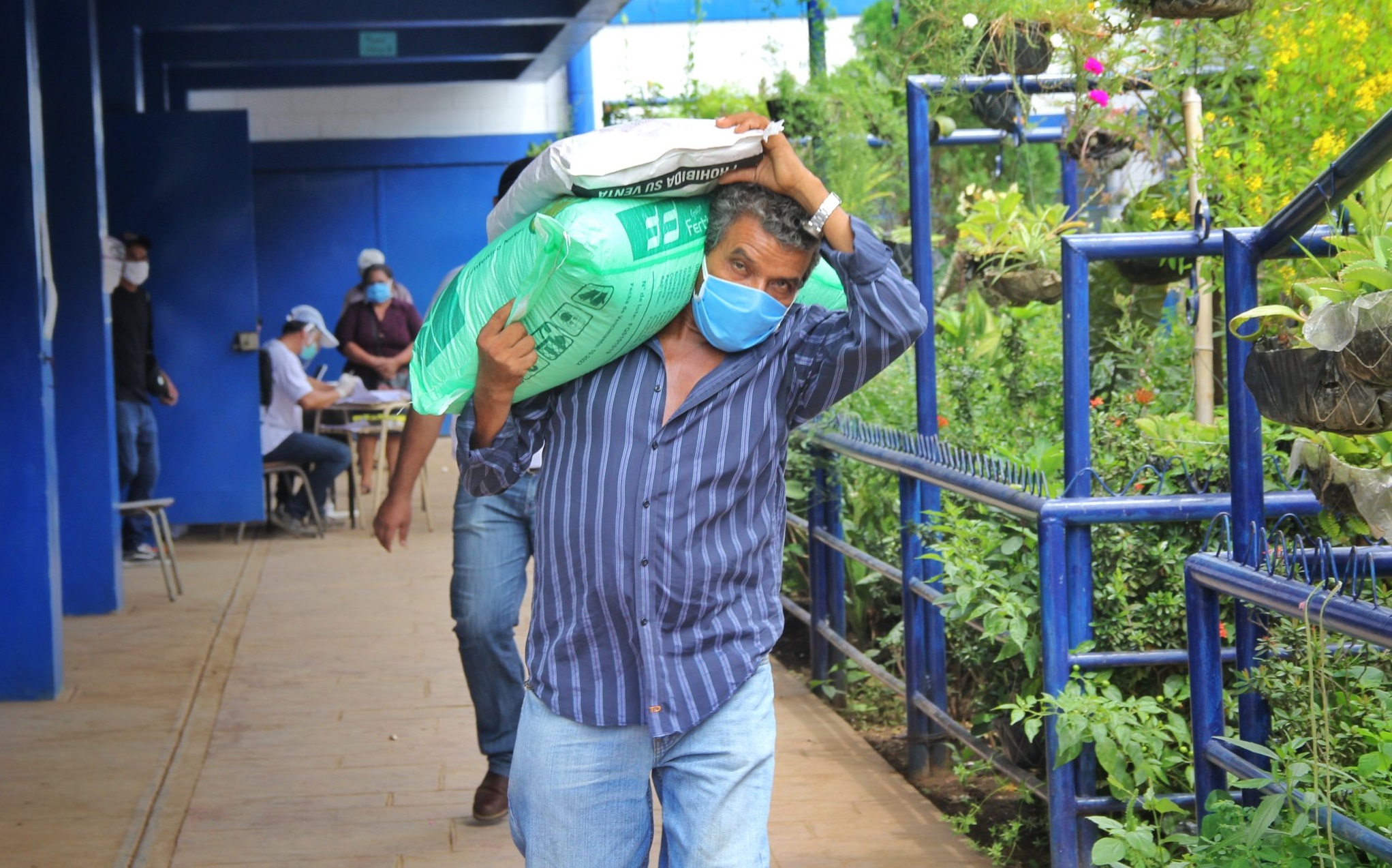 Gobierno Entrega Paquetes Agrícolas Bajo Estrictas Medidas De Prevención