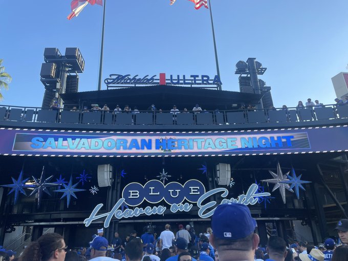 El azul y blanco de Guatemala se apodera del Dodger Stadium en Los Ángeles