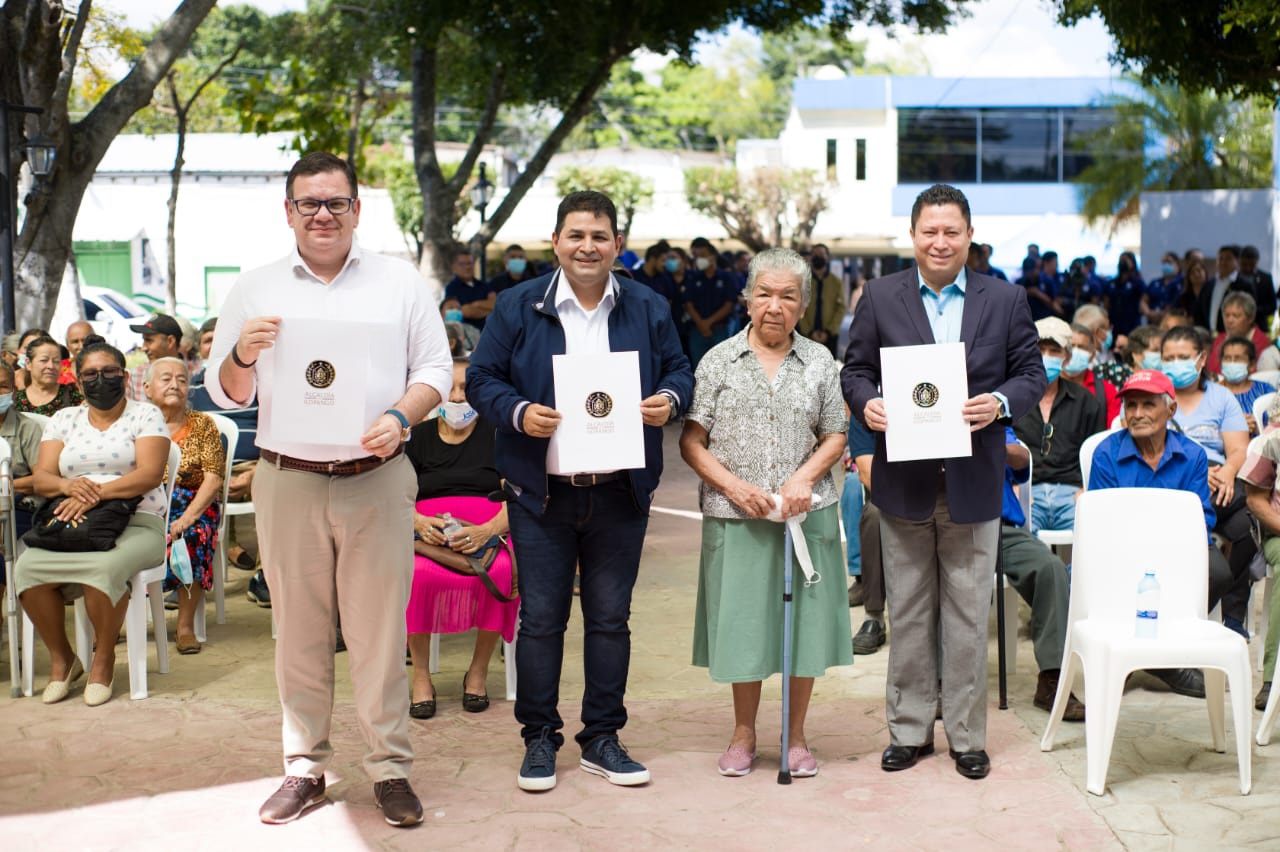 Nuevo talento! Salvador Pérez pega jonrones y también hace