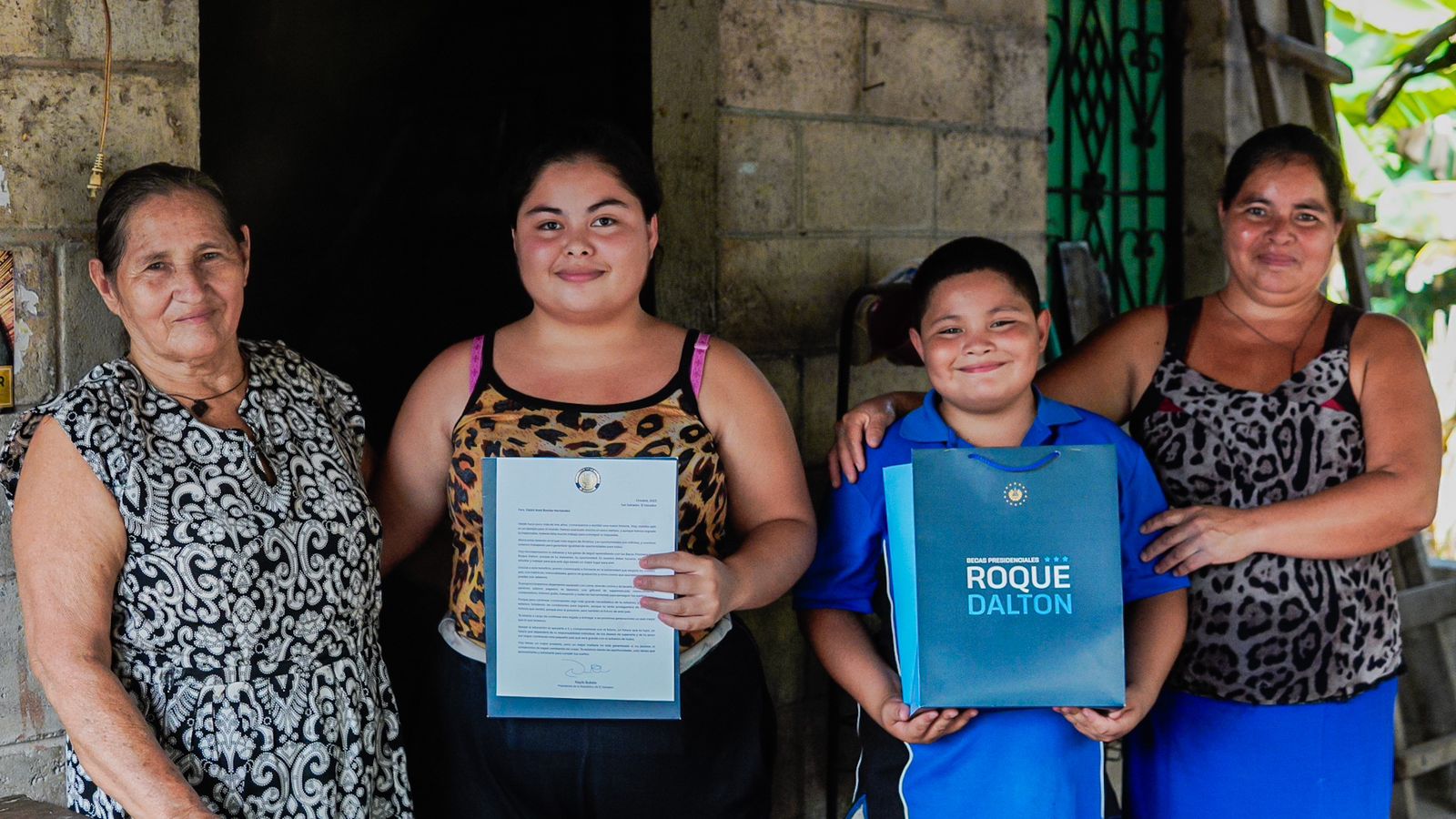 Jóvenes Salvadoreños Son Beneficiados Con Las Becas Roque Dalton