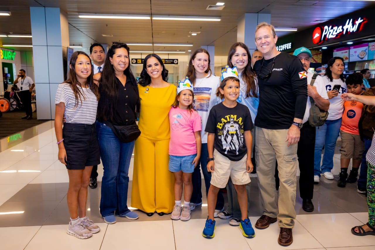 Primera Dama entrega sello Family Friendly al Aeropuerto Internacional de El Salvador