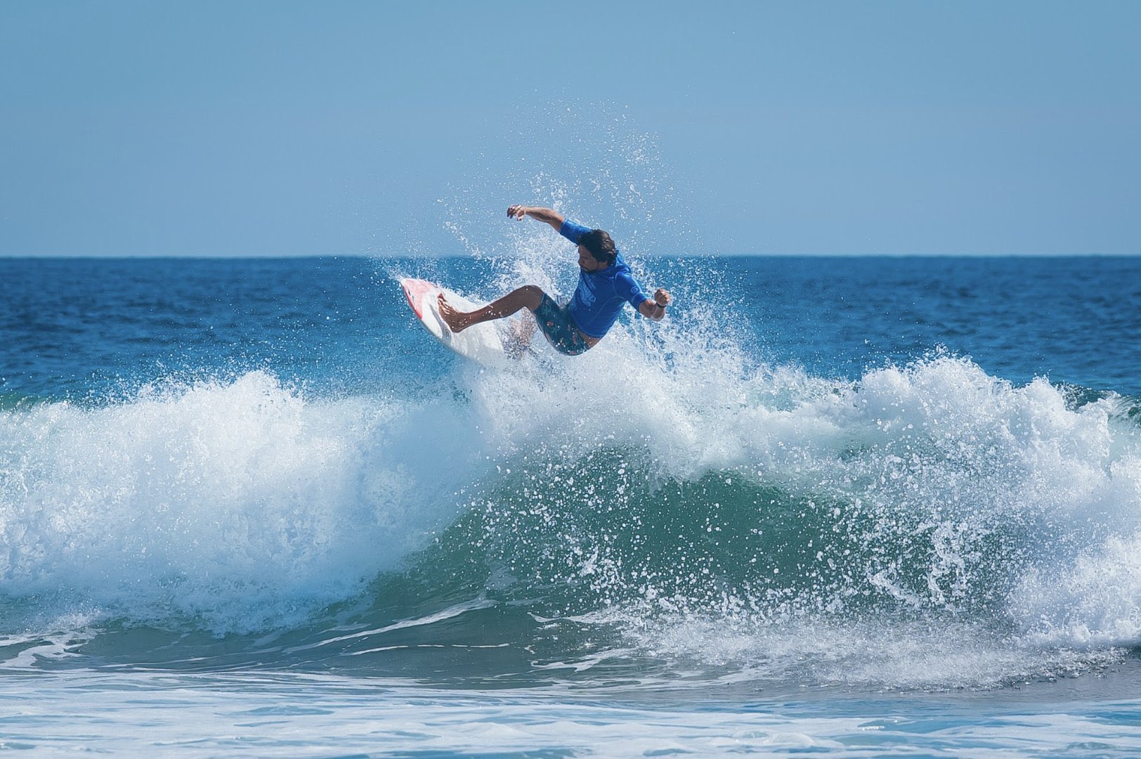 Olas de El Zonte ofrecen un espectáculo inolvidable en «La Cajita Express»