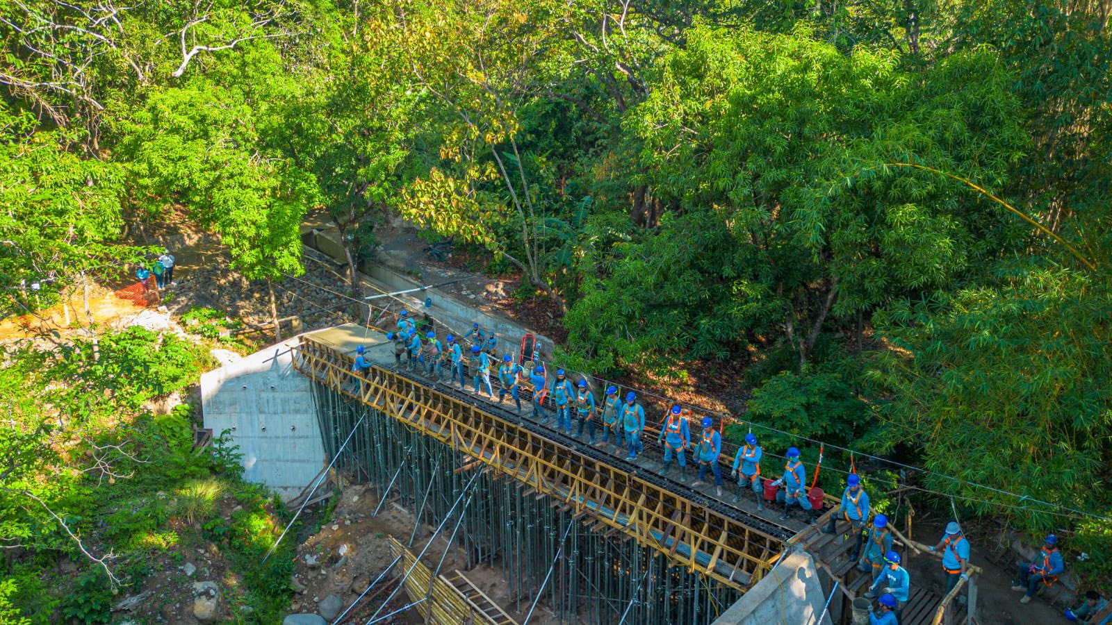 DOM continúa trabajos en puente peatonal sobre el río Apanta en Santiago Nonualco