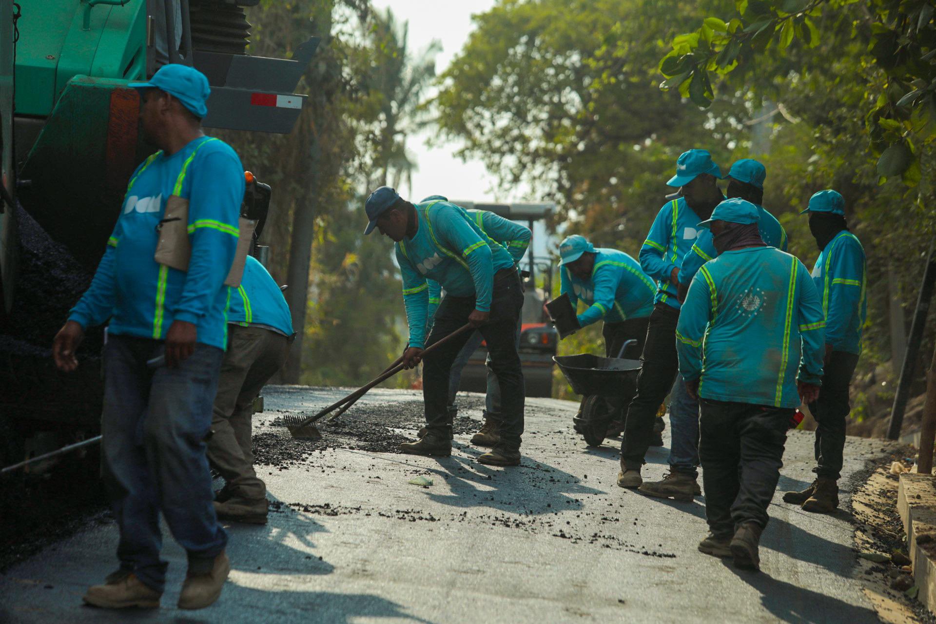 DOM reporta avance en renovación de vía rural en San Sebastián Salitrillo