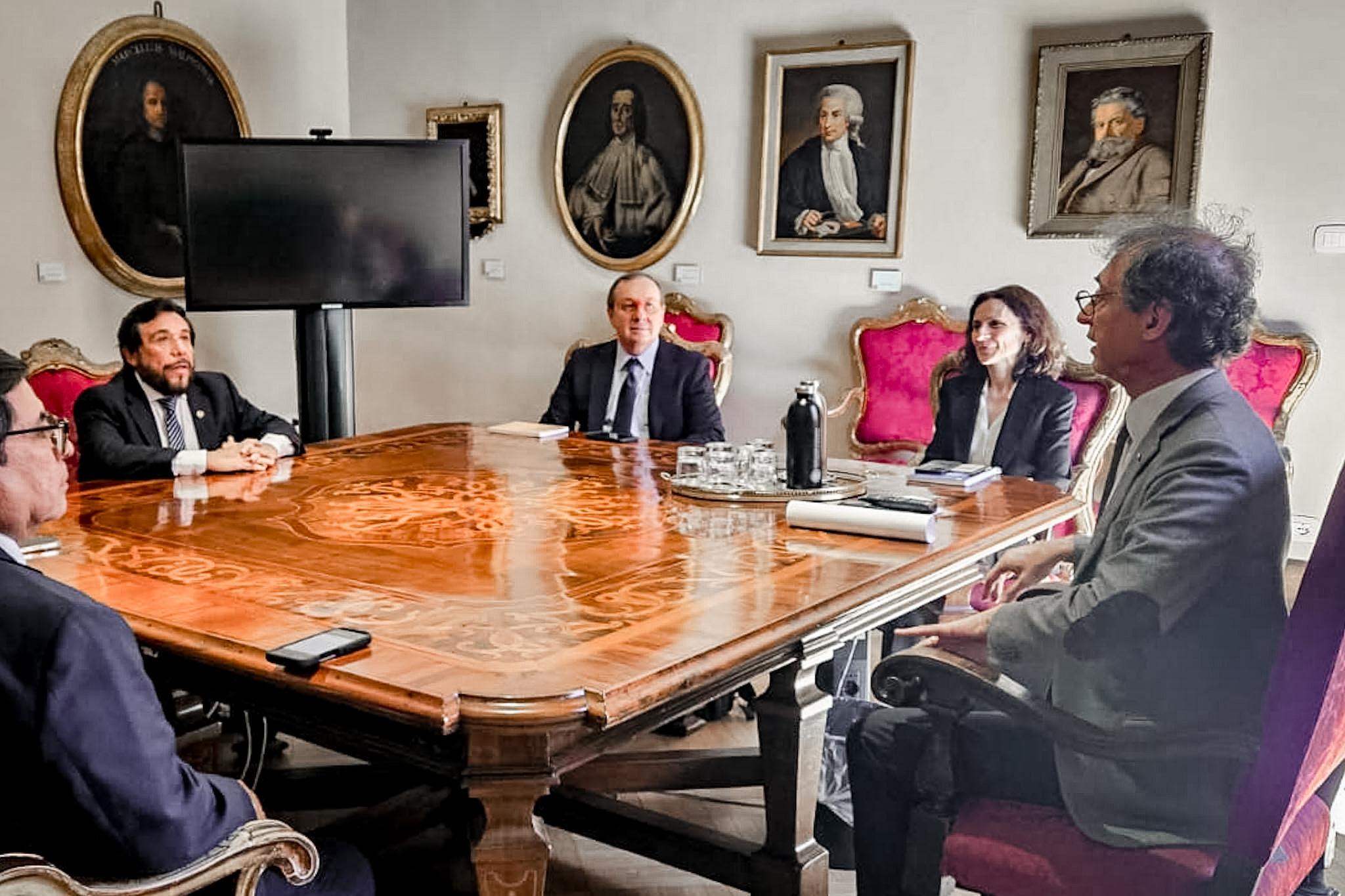 Vicepresidente Félix Ulloa sostiene encuentro con rector de la Universidad de Bolonia