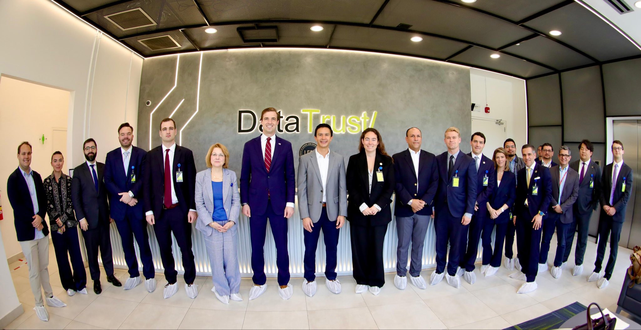 Funcionario estadounidense visita DataTrust para explorar oportunidades de inversión tecnológica en El Salvador